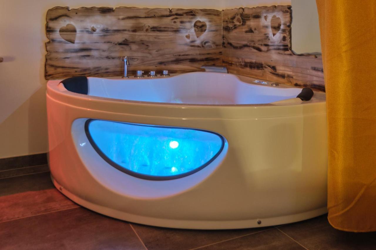 Place Carnot - Studio Tout Equipe Avec Jacuzzi Proche Toutes Commodites Carcassone Kültér fotó