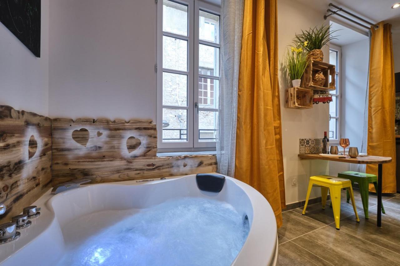 Place Carnot - Studio Tout Equipe Avec Jacuzzi Proche Toutes Commodites Carcassone Kültér fotó