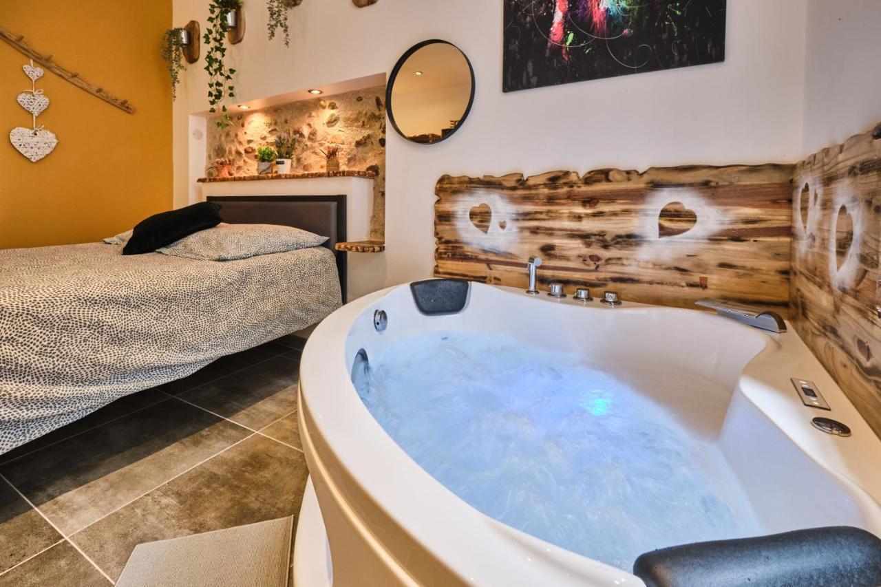 Place Carnot - Studio Tout Equipe Avec Jacuzzi Proche Toutes Commodites Carcassone Kültér fotó