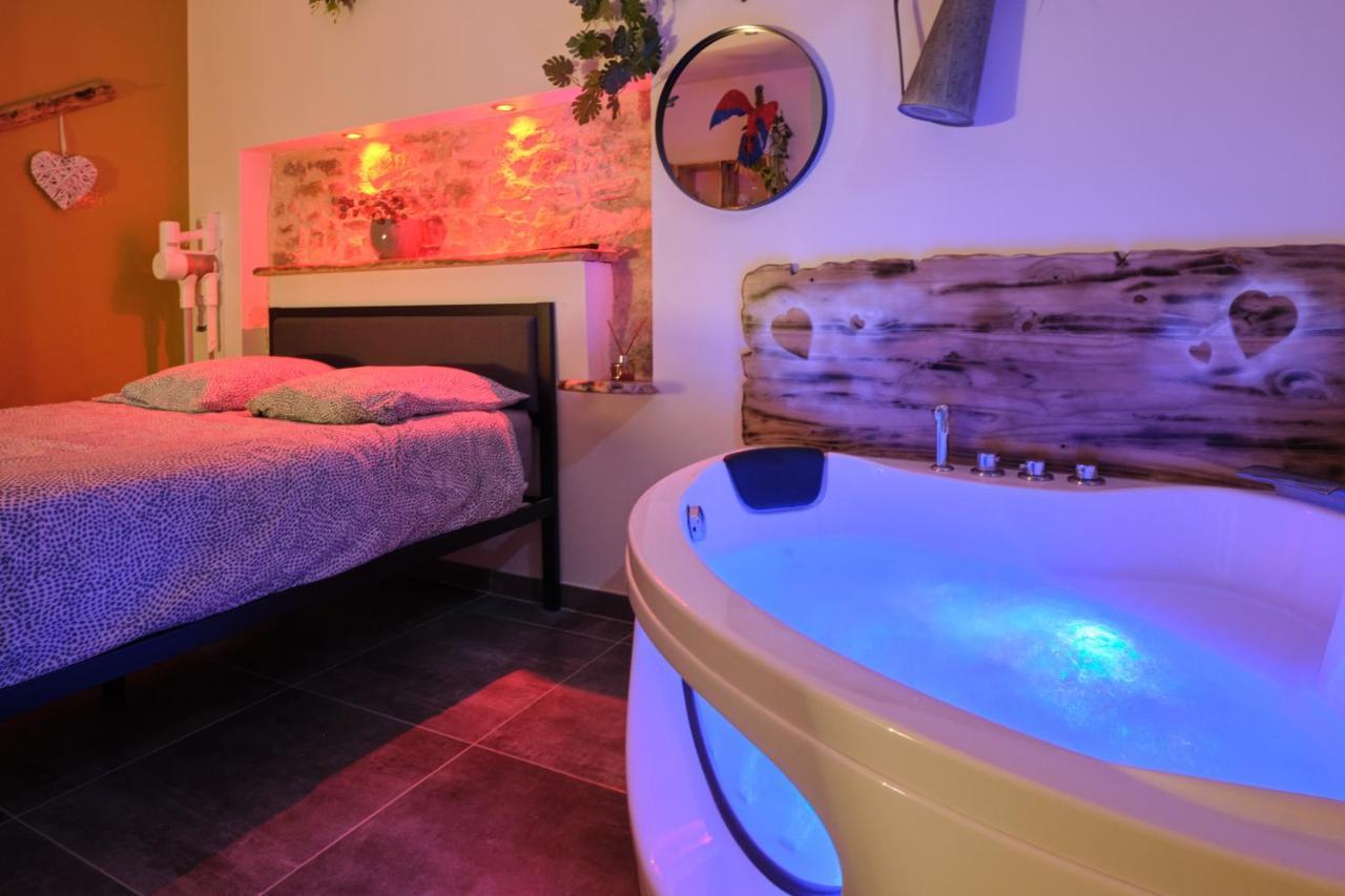 Place Carnot - Studio Tout Equipe Avec Jacuzzi Proche Toutes Commodites Carcassone Kültér fotó